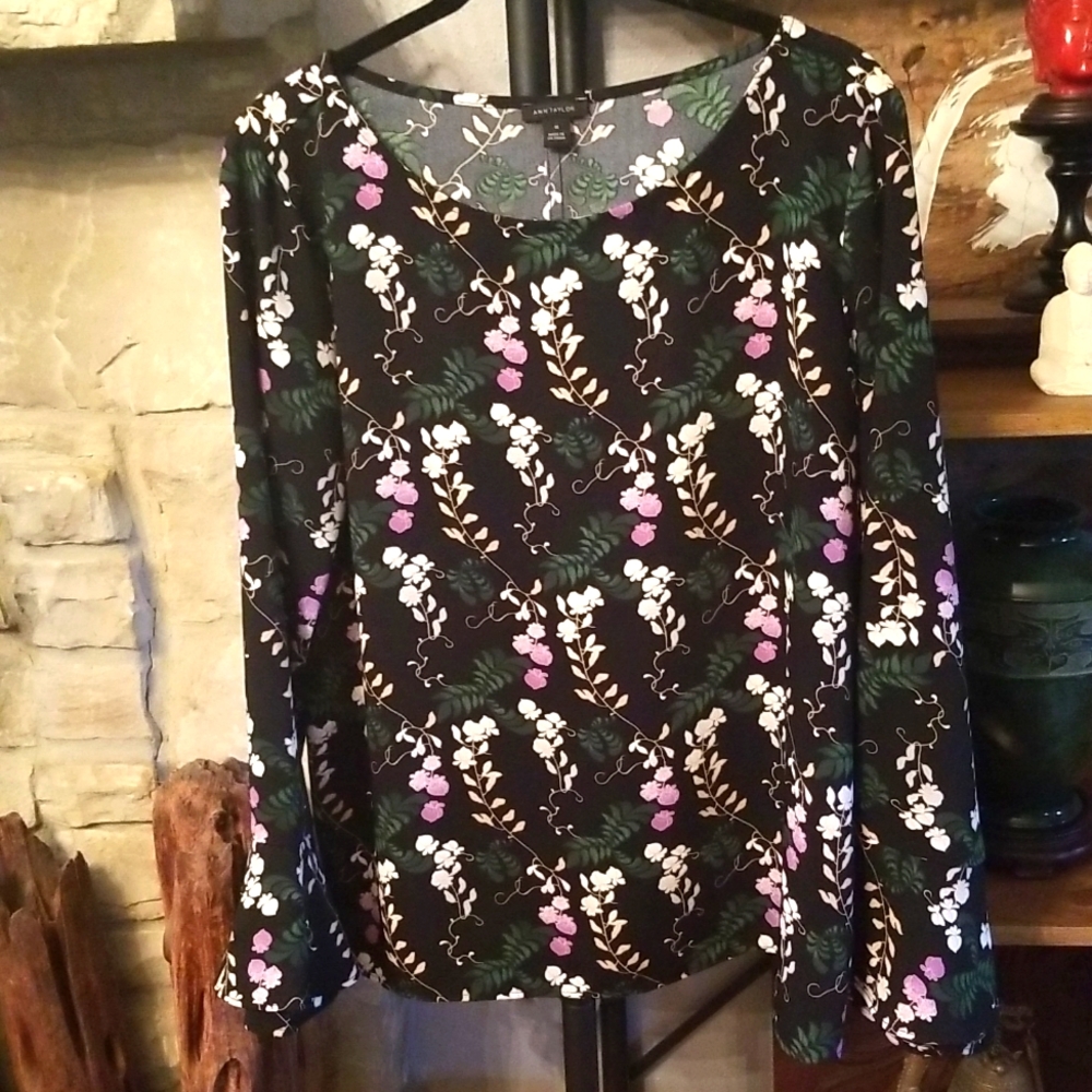 Ann Taylor Blouse Size M Great sleeve detail with double ruffle